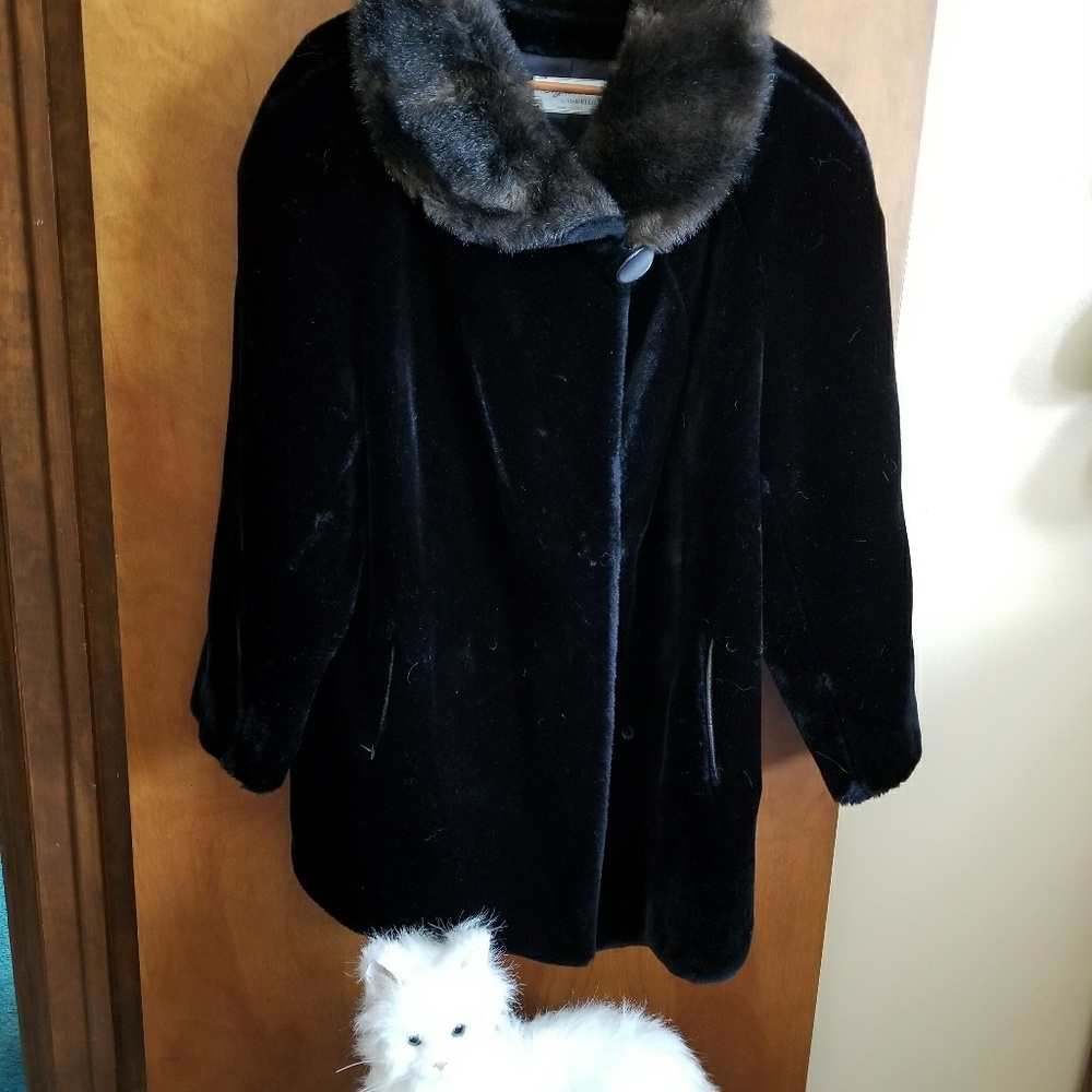 Vintage black coat w faux fur color